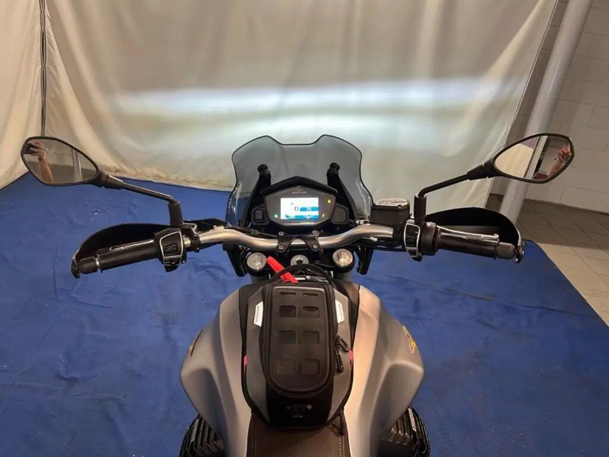 Moto Guzzi V85 TT Centenario (2021 - 22) (9)