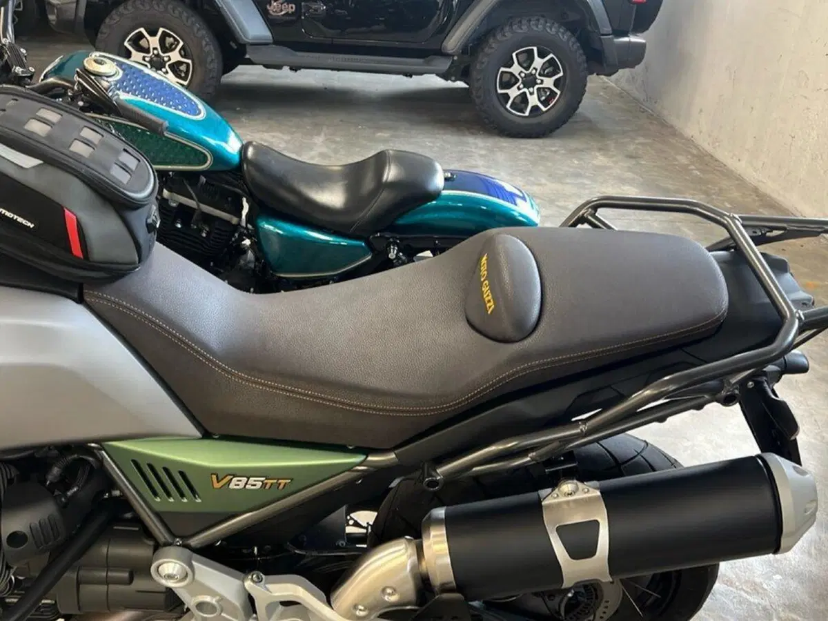 Moto Guzzi V85 TT Centenario (2021 - 22) (15)