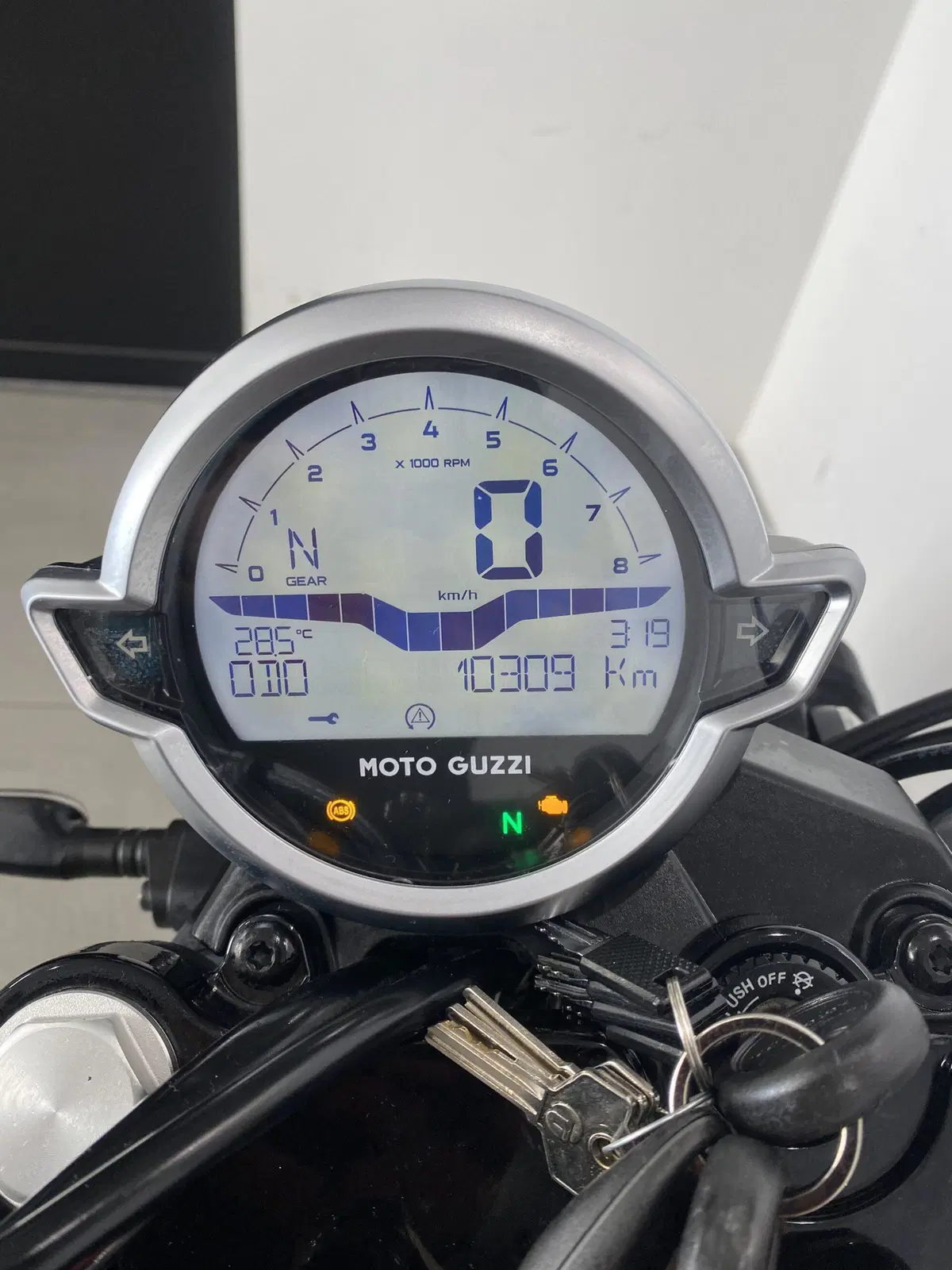 Moto Guzzi V7 Stone (2021 - 24) (2)