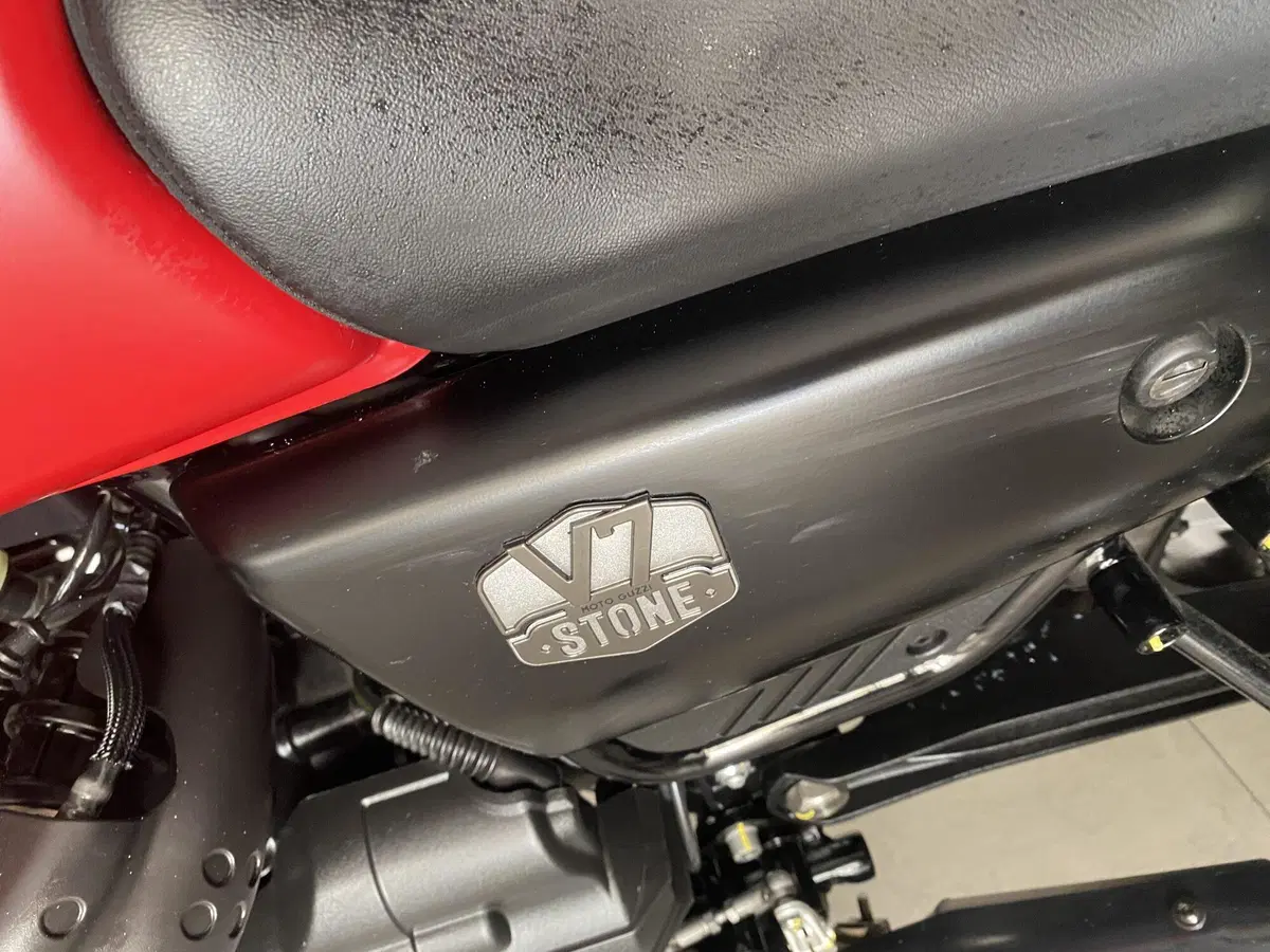 Moto Guzzi V7 Stone (2021 - 24) (3)