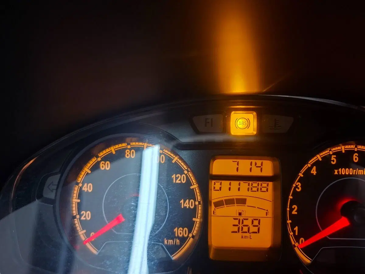 Suzuki Burgman UH 200 ABS (2014 - 16) (3)