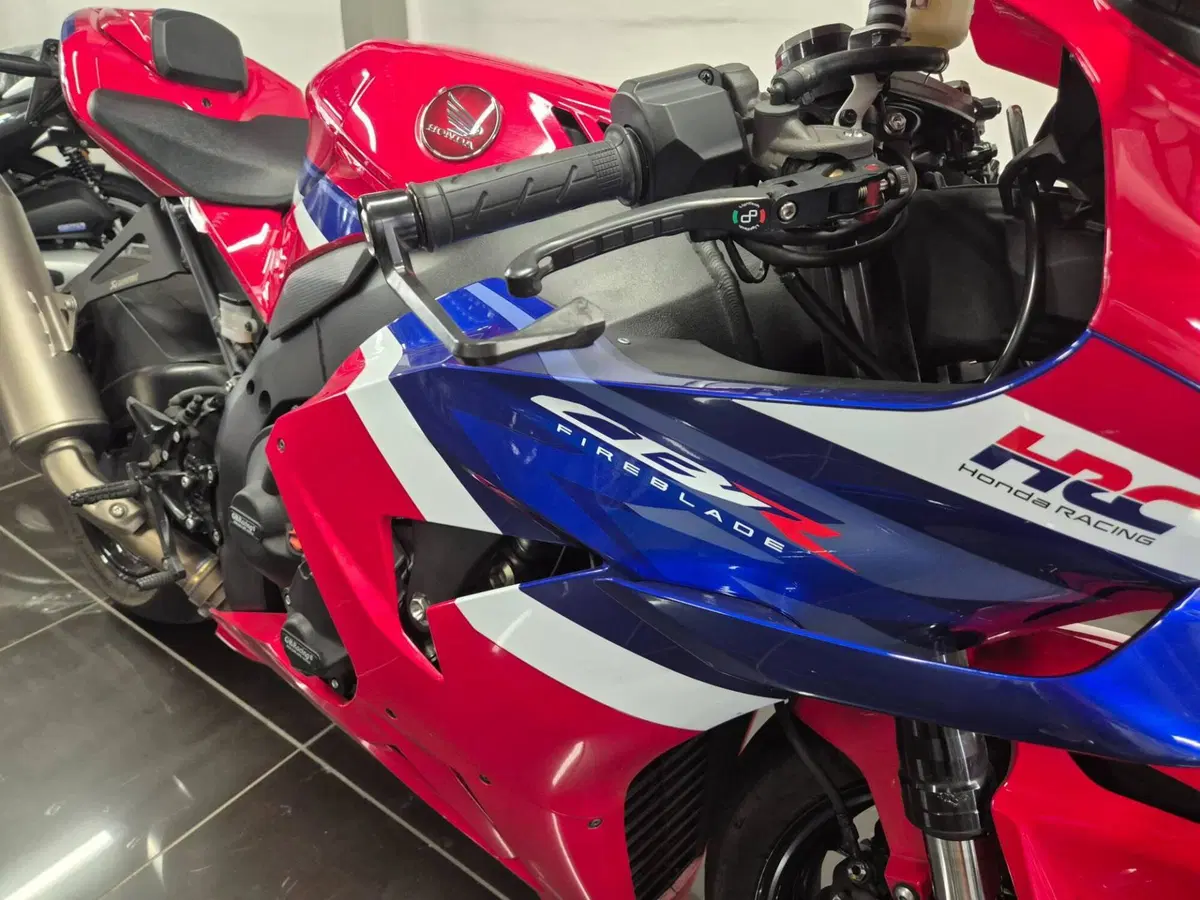 Honda CBR 1000 RR-R Fireblade (2024 - 26) (3)