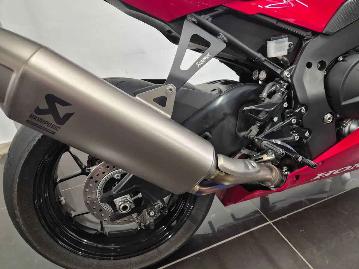 Honda CBR 1000 RR-R Fireblade (2024 - 26) (4)