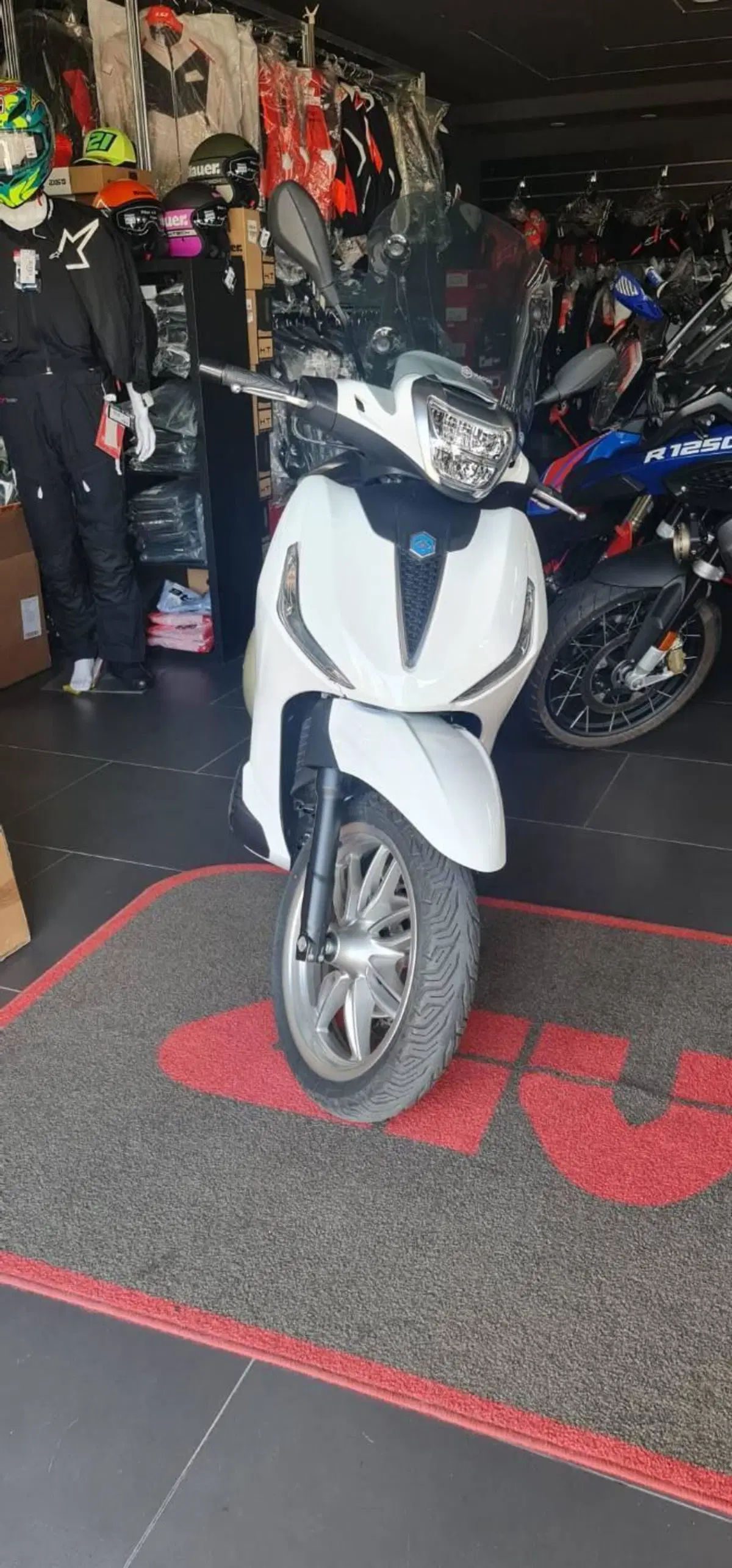 Piaggio Beverly 300 ABS-ASR (2021 - 25) (2)