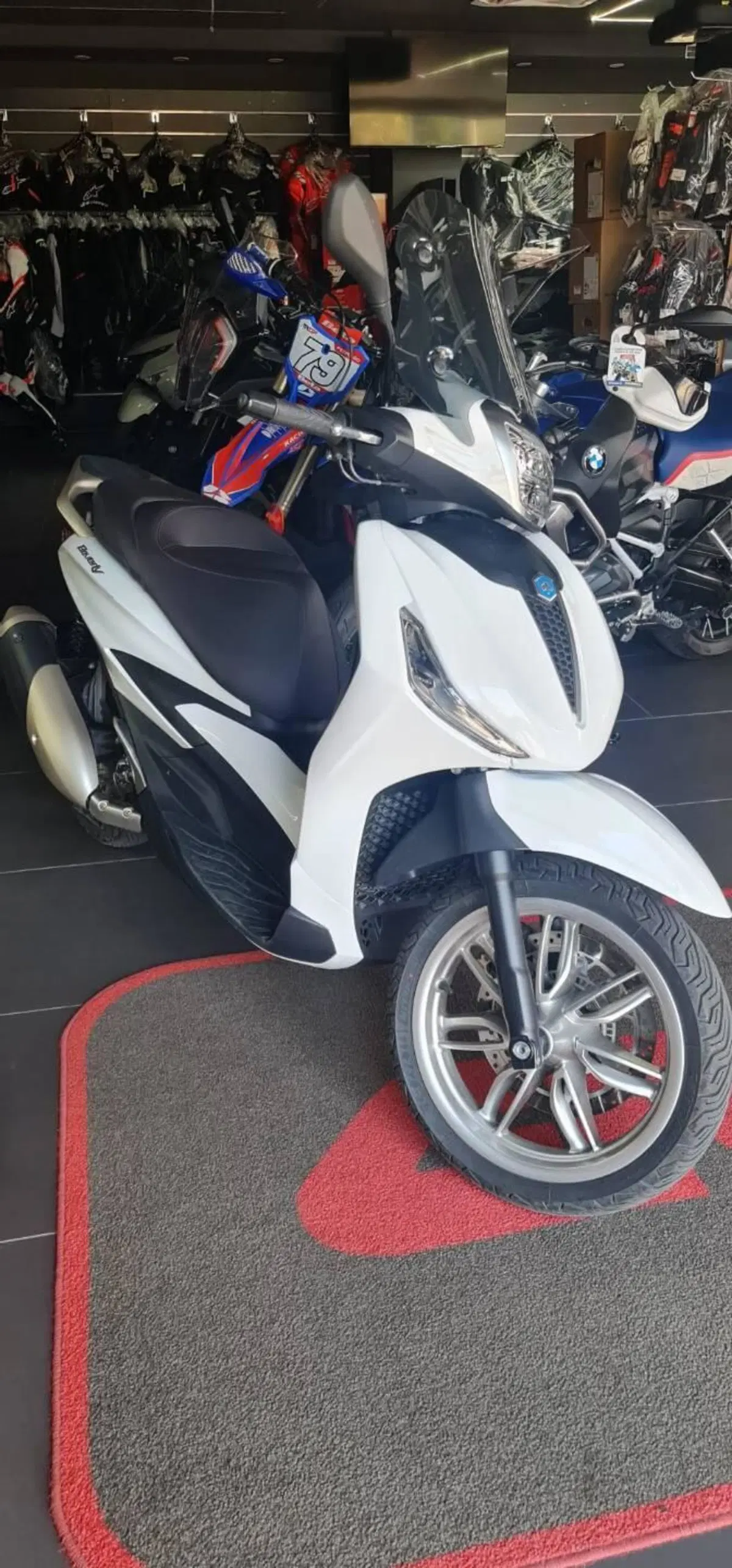Piaggio Beverly 300 ABS-ASR (2021 - 25) (3)