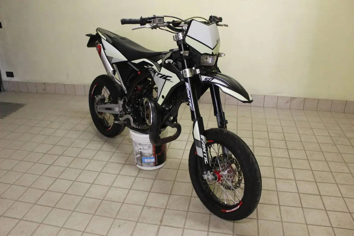 Fantic Motor Motard 50 Performance 2t (2020) (2)