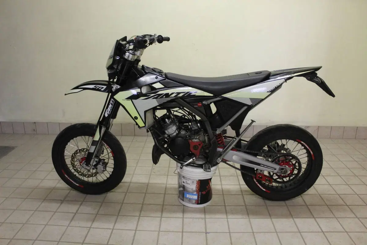 Fantic Motor Motard 50 Performance 2t (2020) (4)