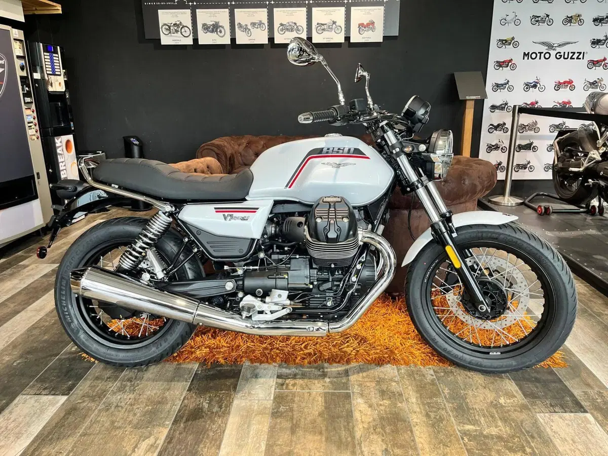 Moto Guzzi V7 Special (2025 - 26) (2)