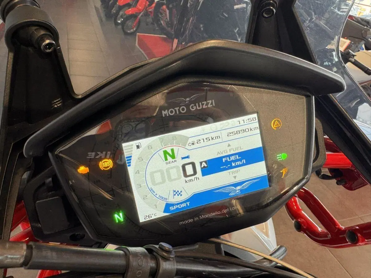 Moto Guzzi V85 TT (2024 - 26) (4)