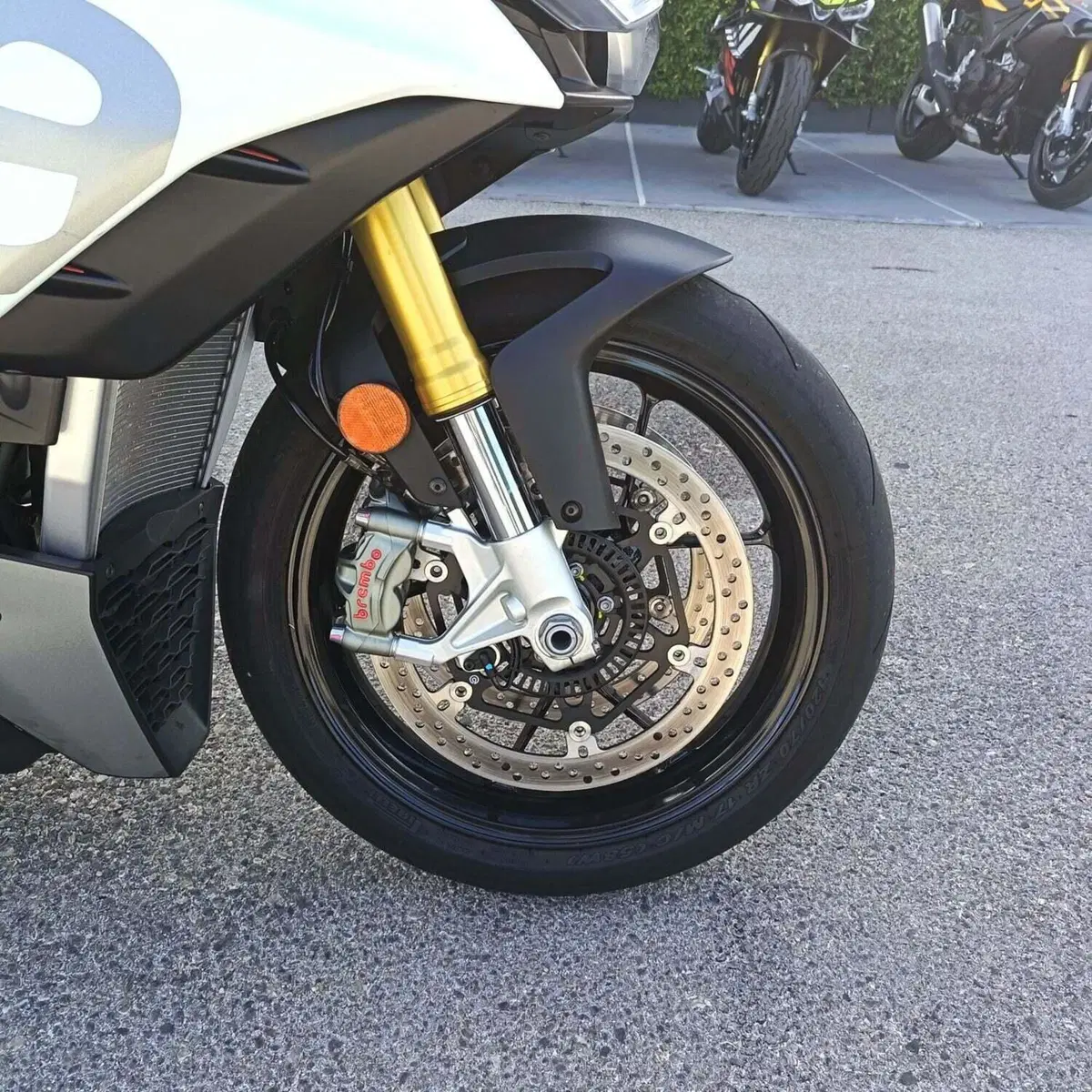 Aprilia Tuono V4 (2021 - 24) (4)