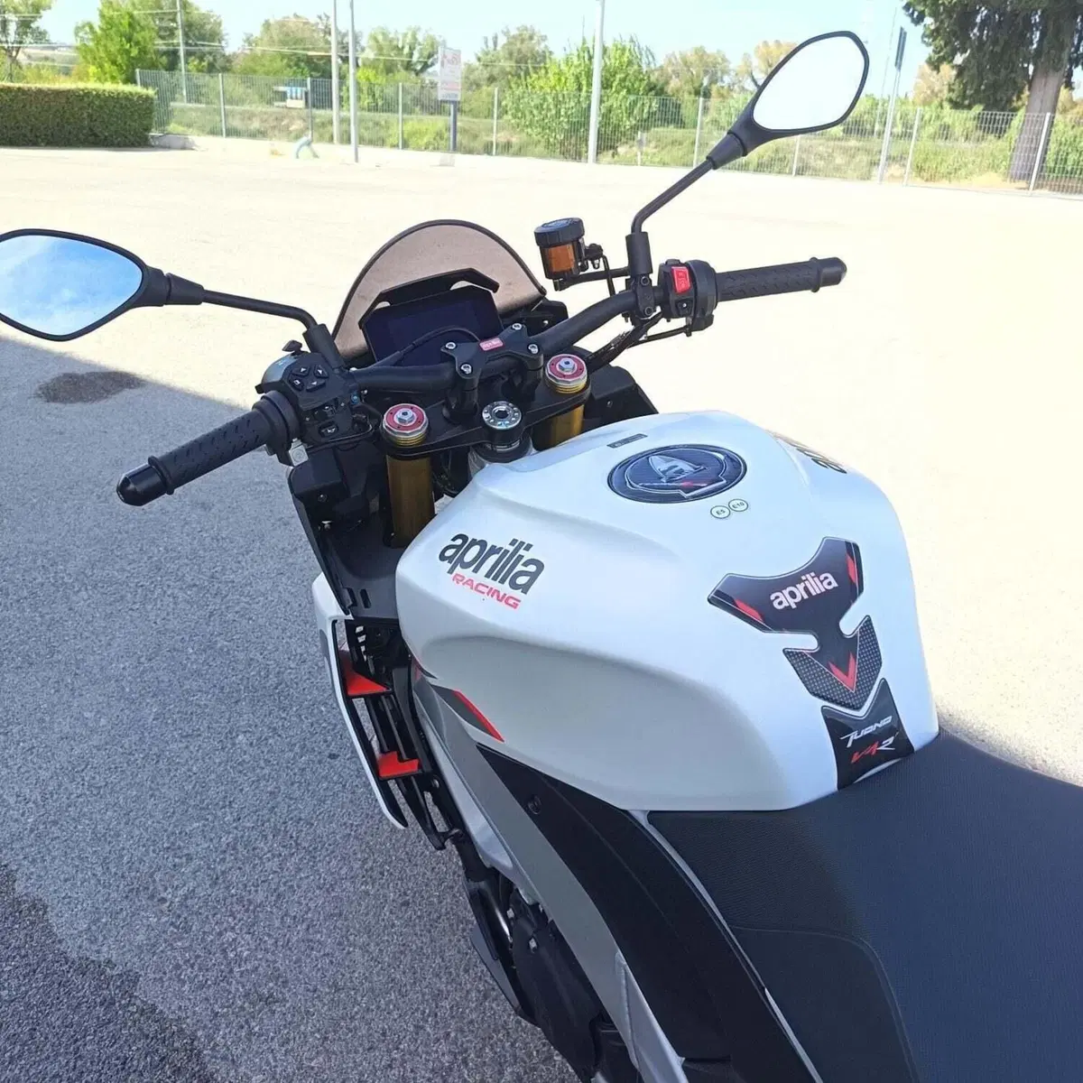 Aprilia Tuono V4 (2021 - 24) (10)