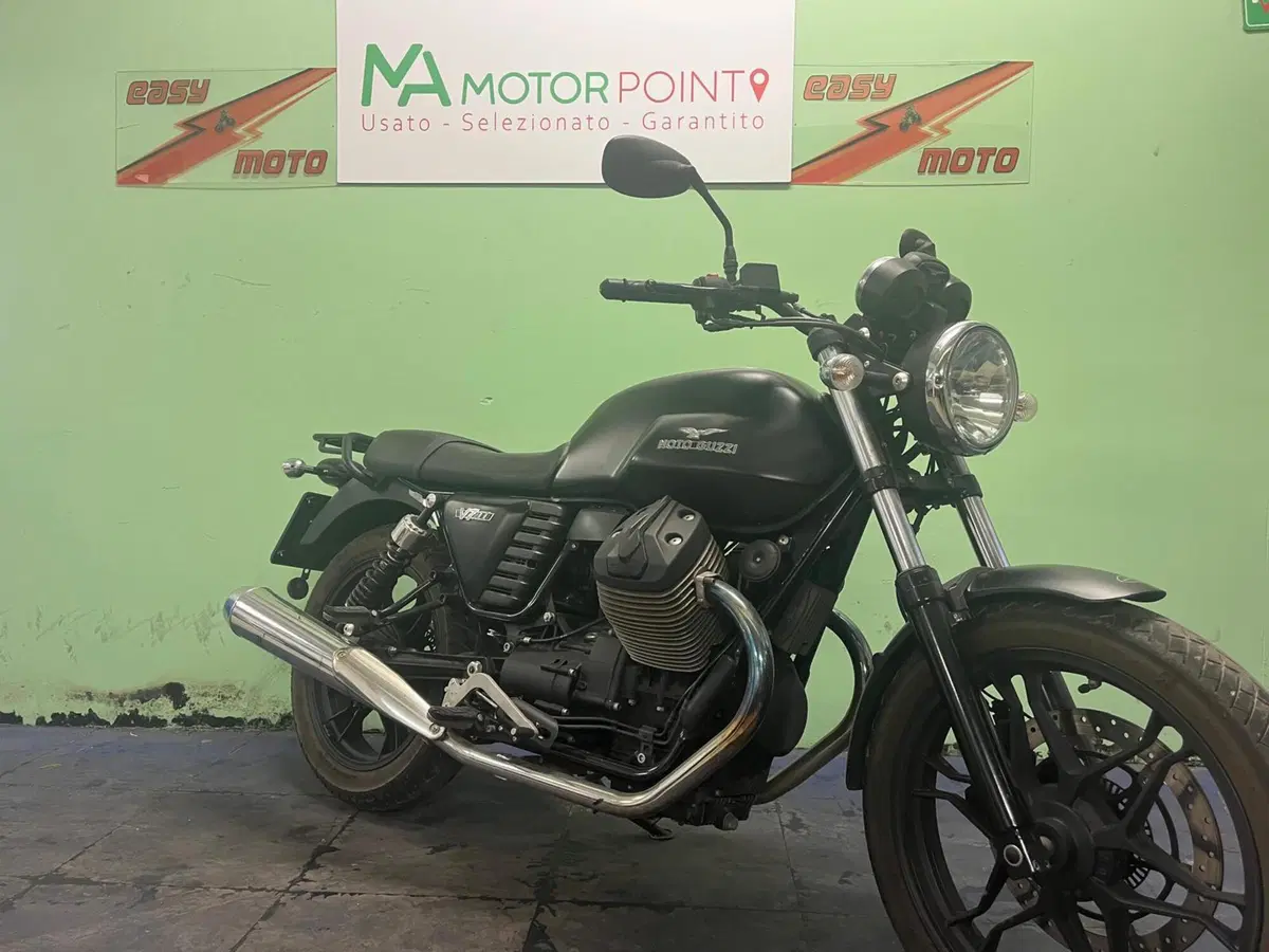 Moto Guzzi V7 II Stone (2015 - 17) (2)