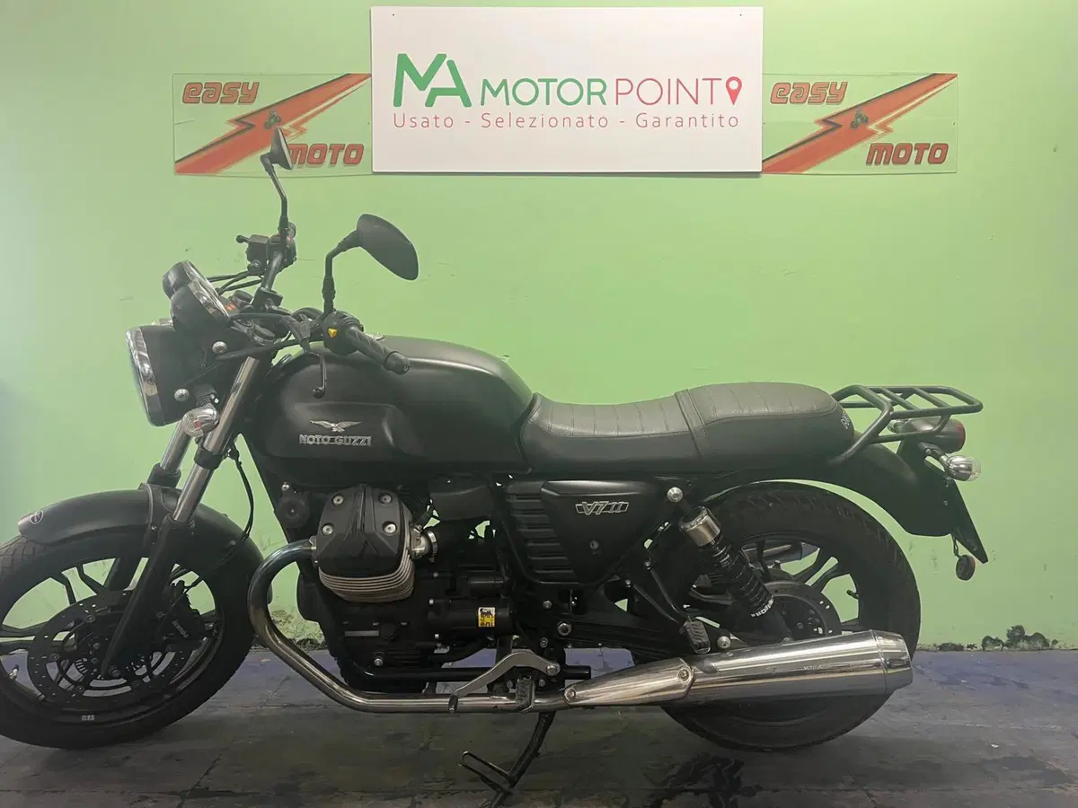 Moto Guzzi V7 II Stone (2015 - 17) (4)