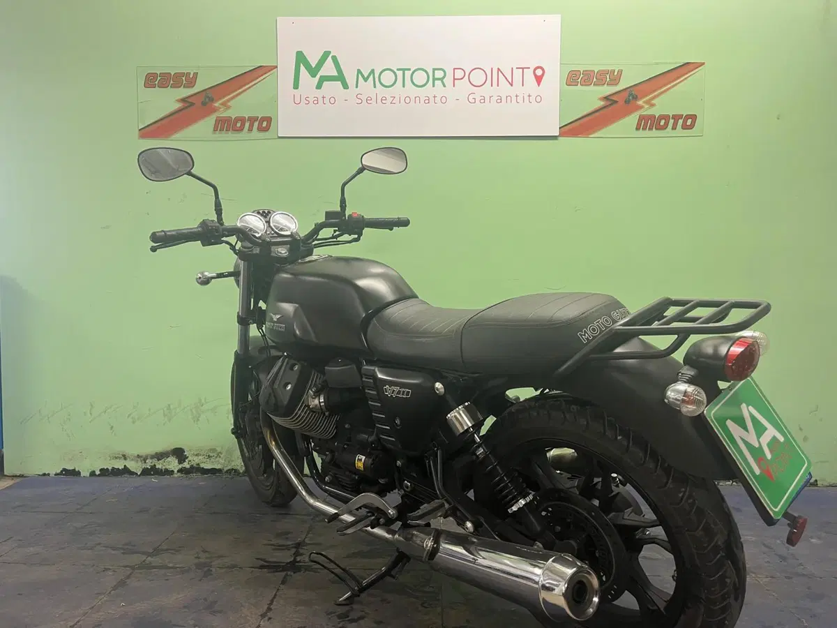 Moto Guzzi V7 II Stone (2015 - 17) (5)