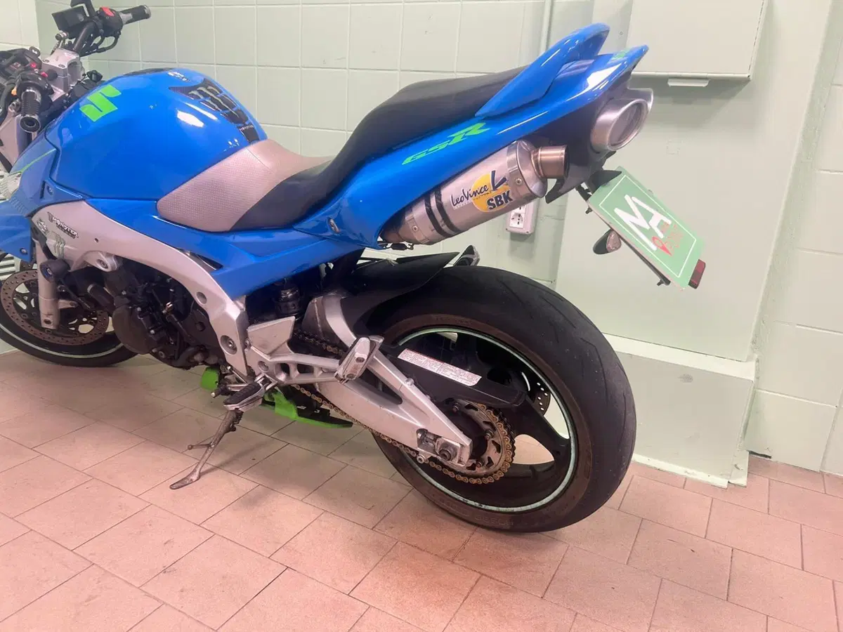 Suzuki GSR 600 (2006 - 11) (6)