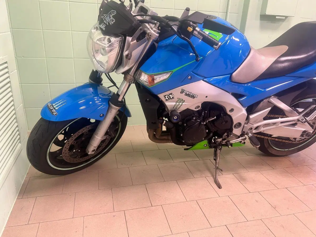 Suzuki GSR 600 (2006 - 11) (7)