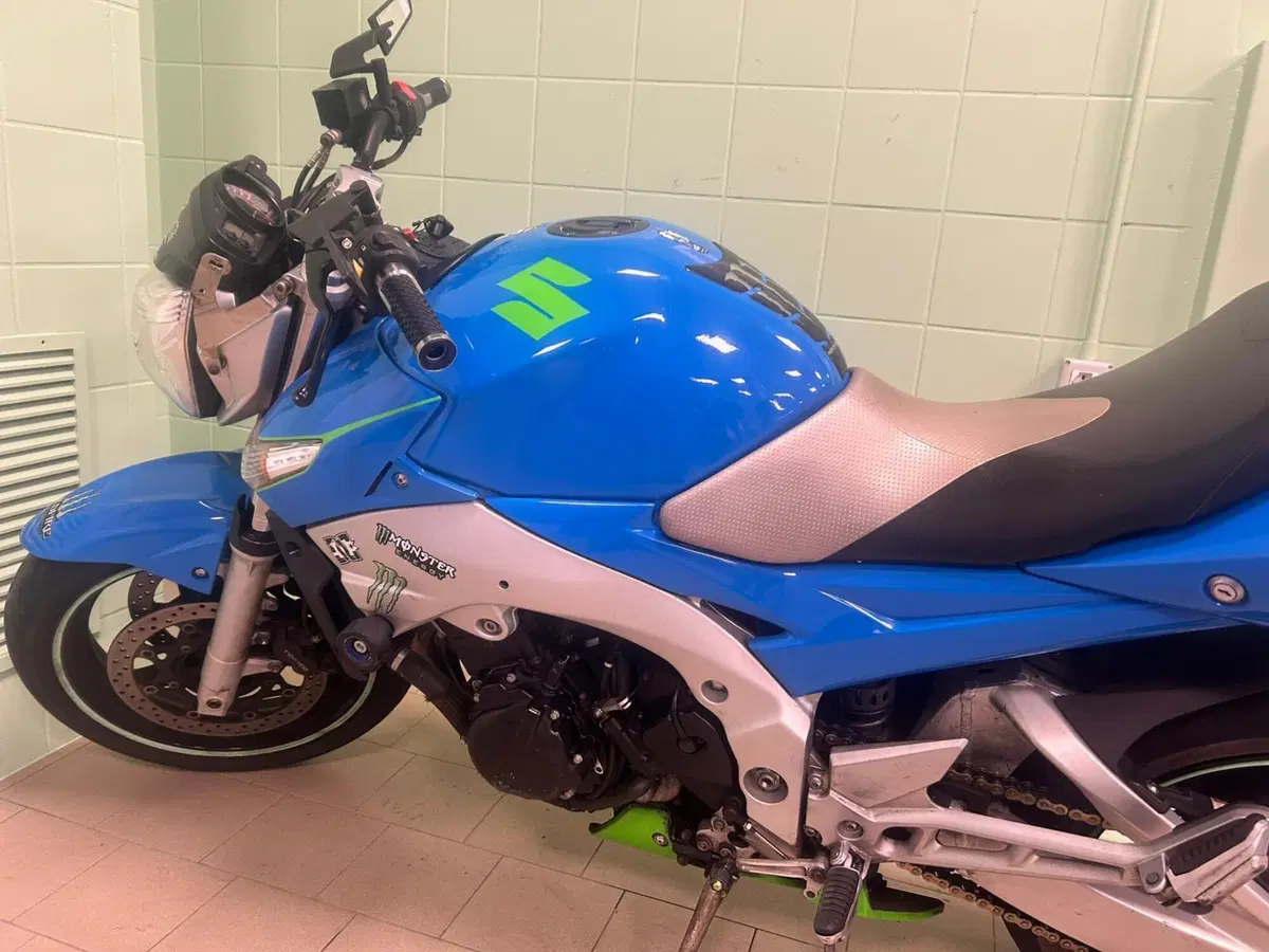 Suzuki GSR 600 (2006 - 11) (8)
