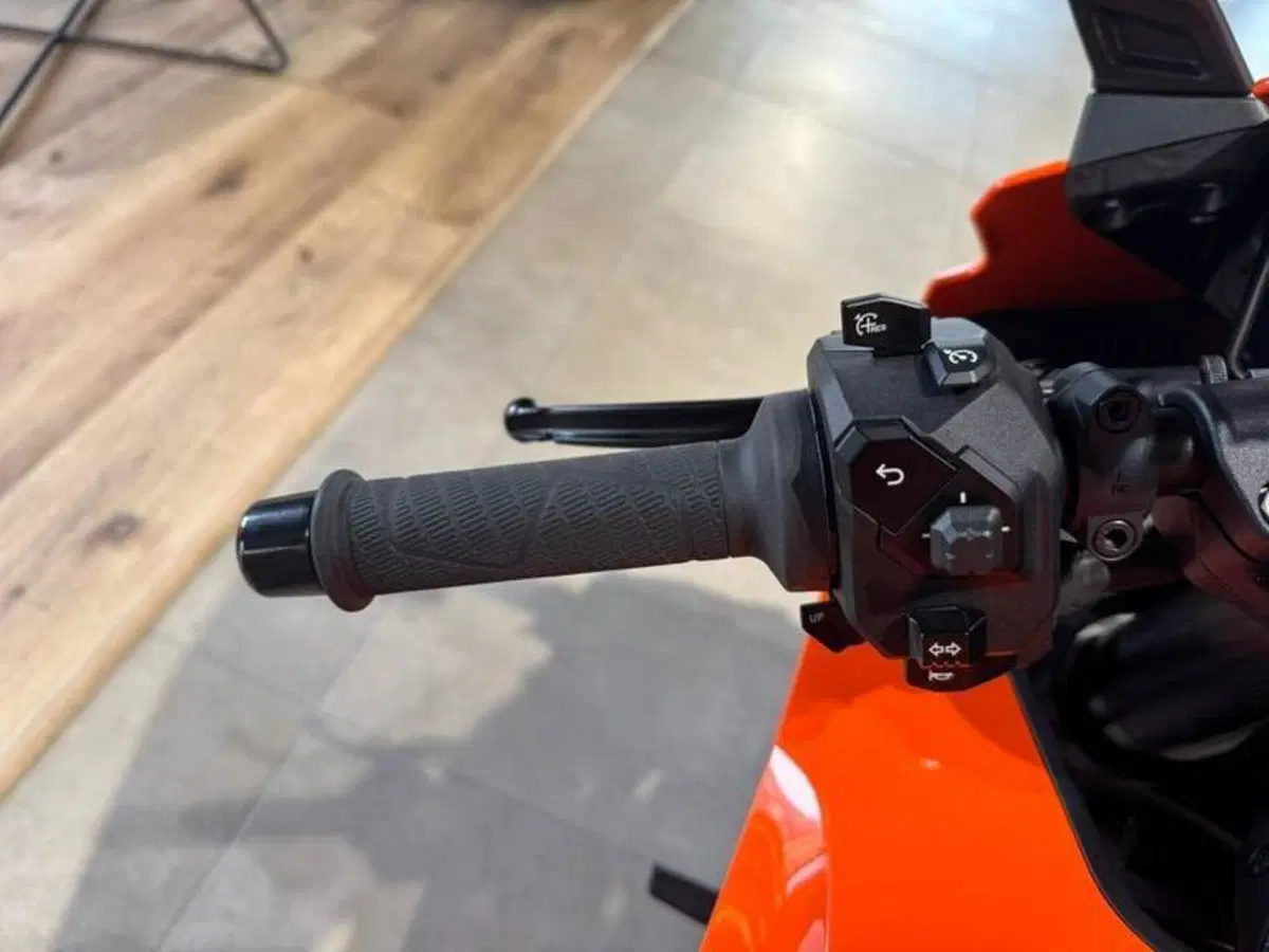 KTM 990 RC R (2026) (9)