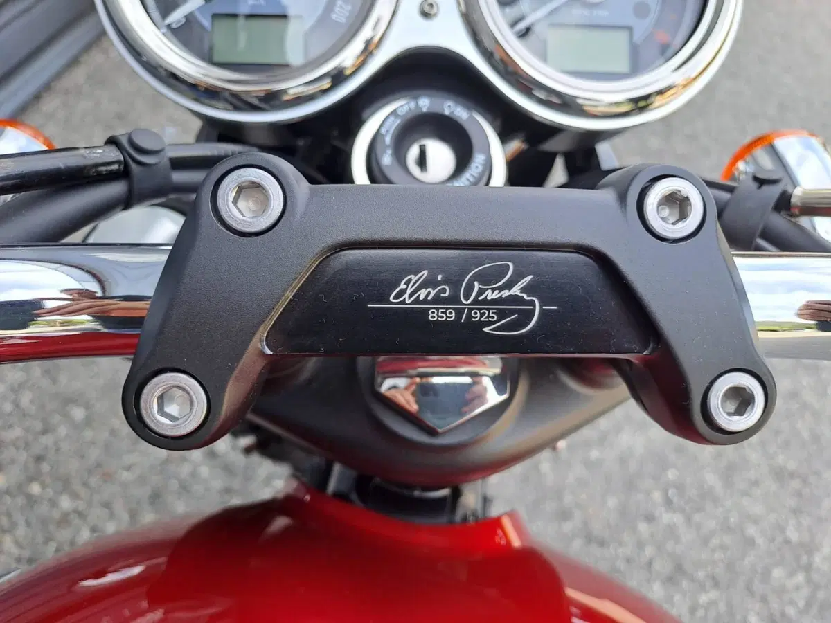 Triumph Bonneville T120 Elvis (2024 - 26) (4)