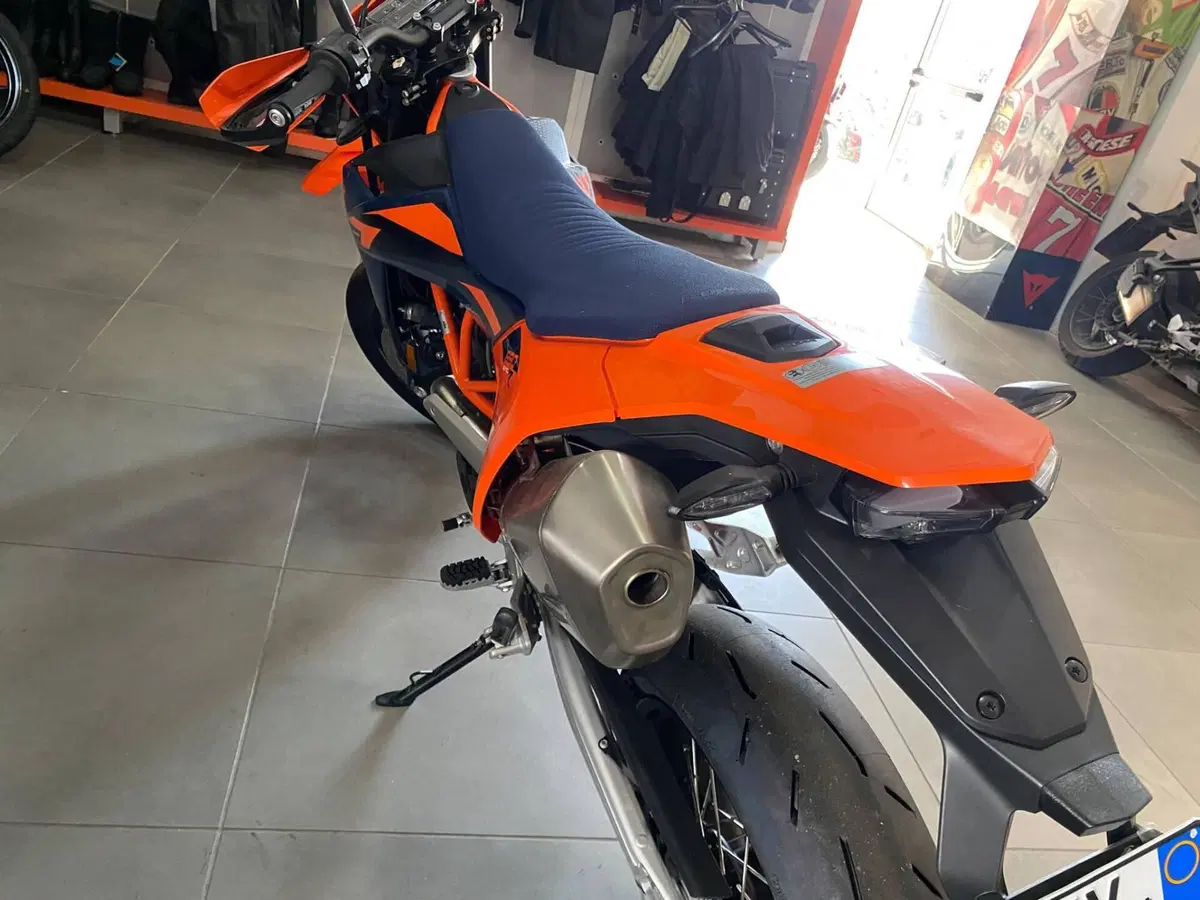 KTM 690 SMC R (2026) (3)