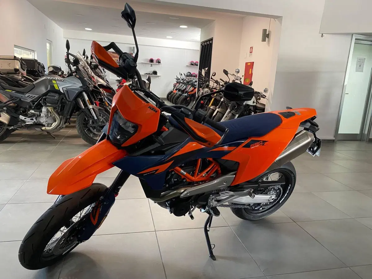 KTM 690 SMC R (2026) (2)