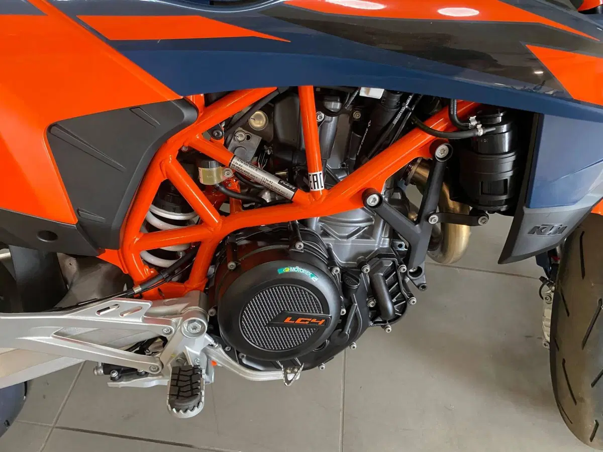 KTM 690 SMC R (2026) (4)