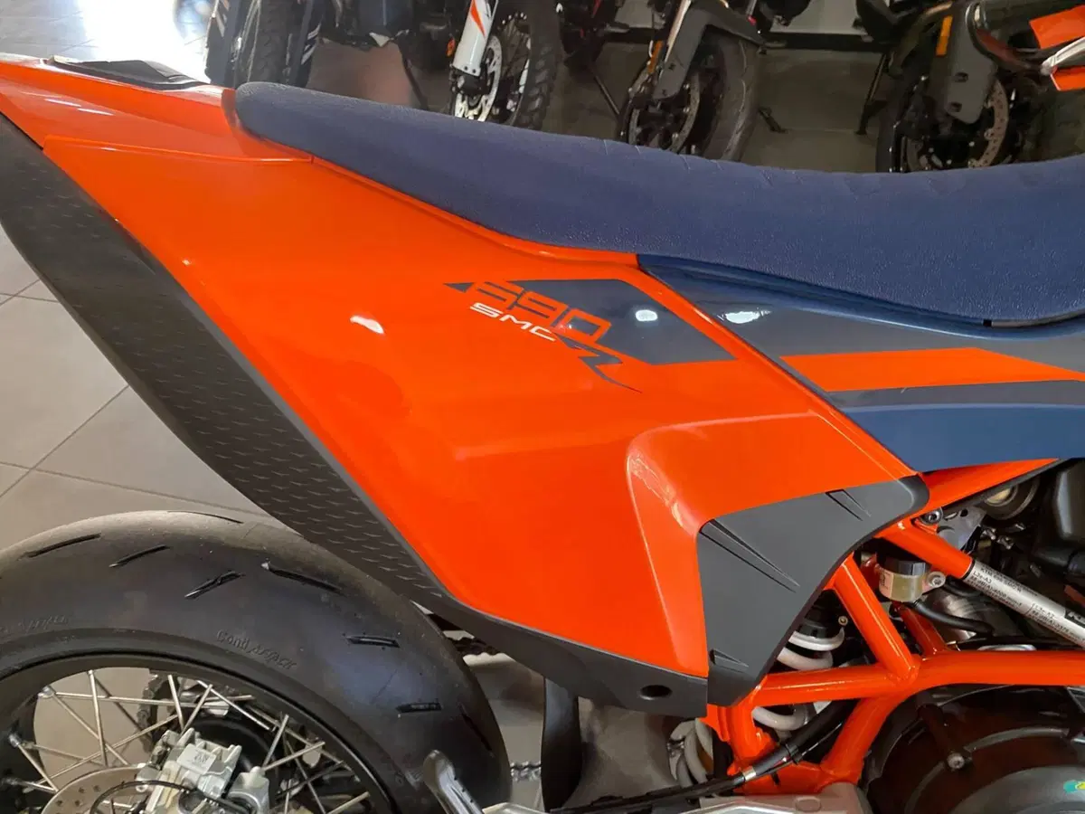 KTM 690 SMC R (2026) (6)