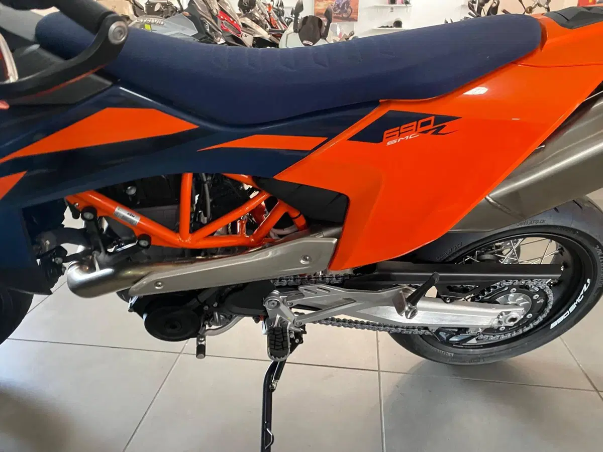 KTM 690 SMC R (2026) (8)