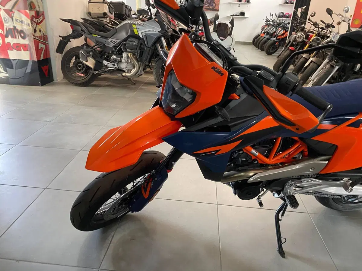 KTM 690 SMC R (2026) (9)