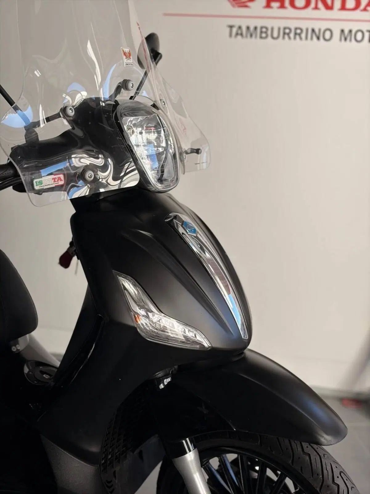 Piaggio Beverly 300 i.e. Police ABS-ASR (2017 - 20) (2)