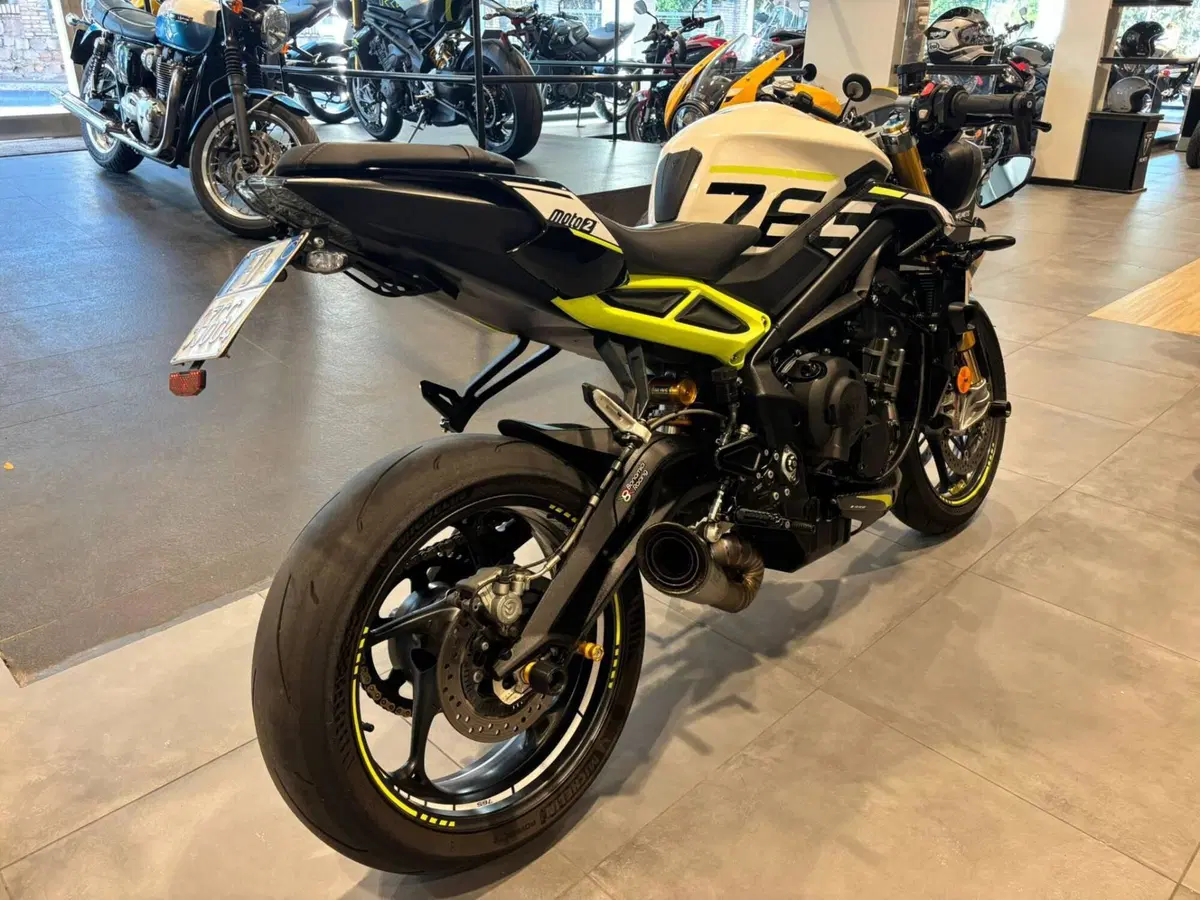 Triumph Street Triple 765 Moto2 Edition (2023 - 24) (2)