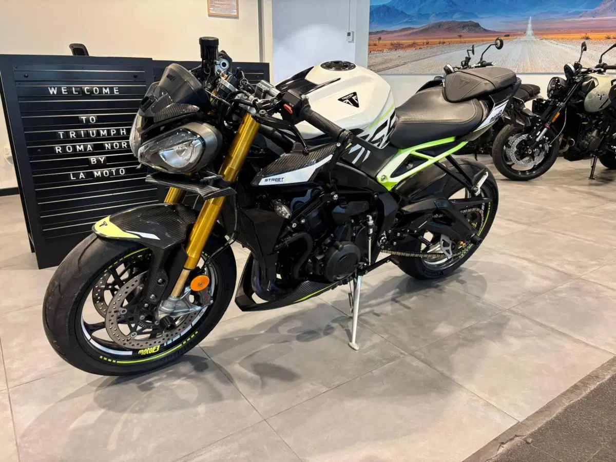 Triumph Street Triple 765 Moto2 Edition (2023 - 24) (4)