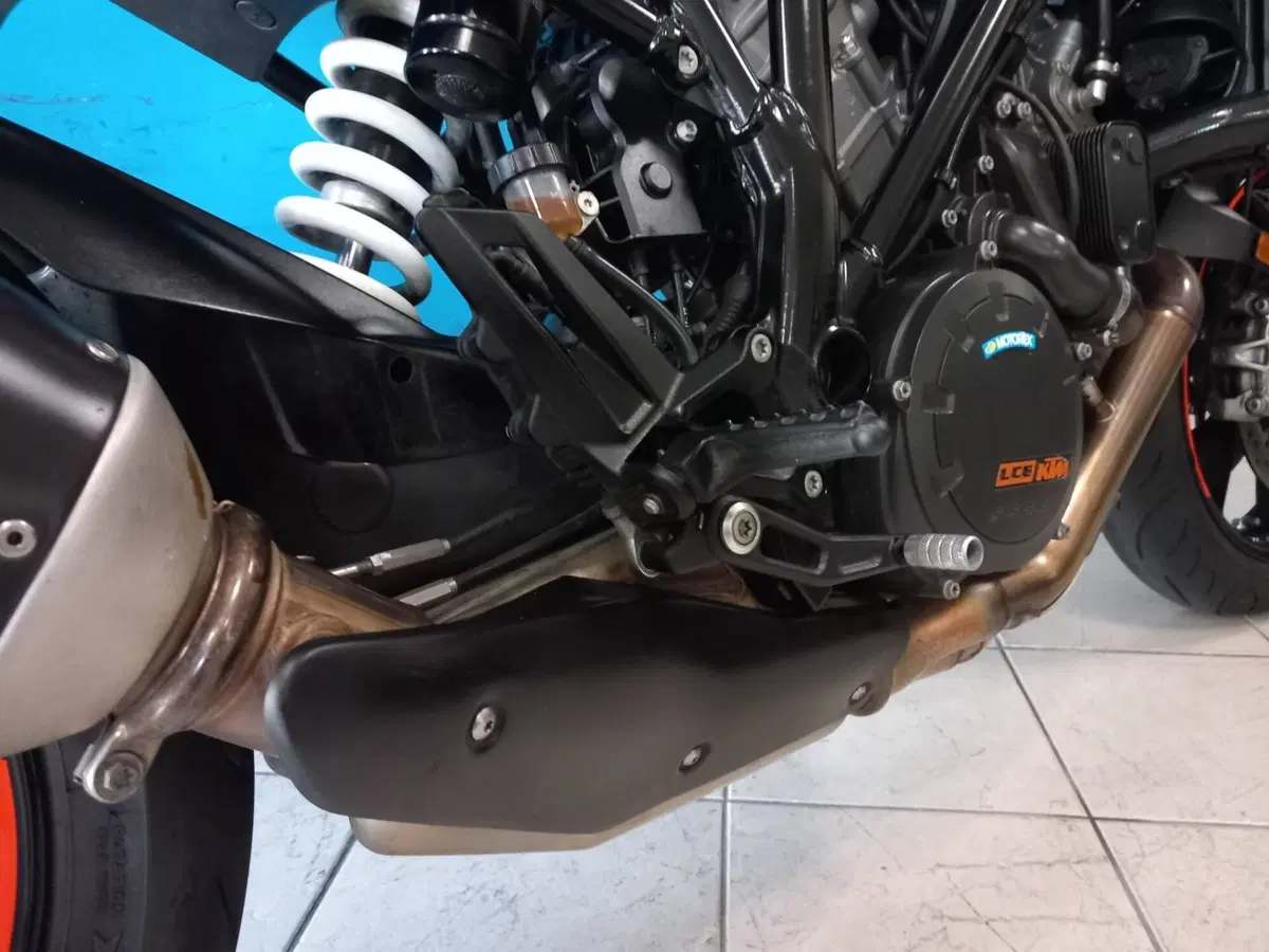 KTM 1290 Super Duke R (2019) (15)