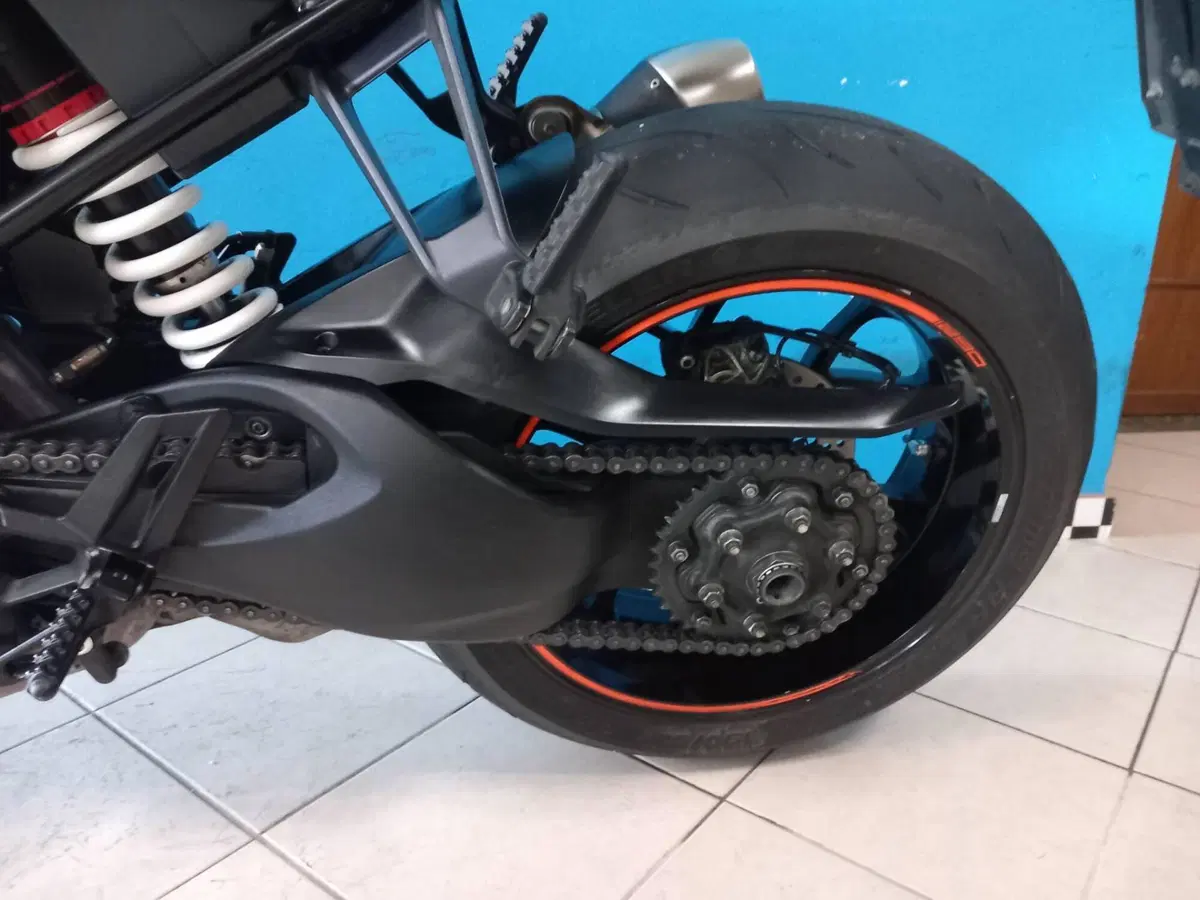 KTM 1290 Super Duke R (2019) (12)