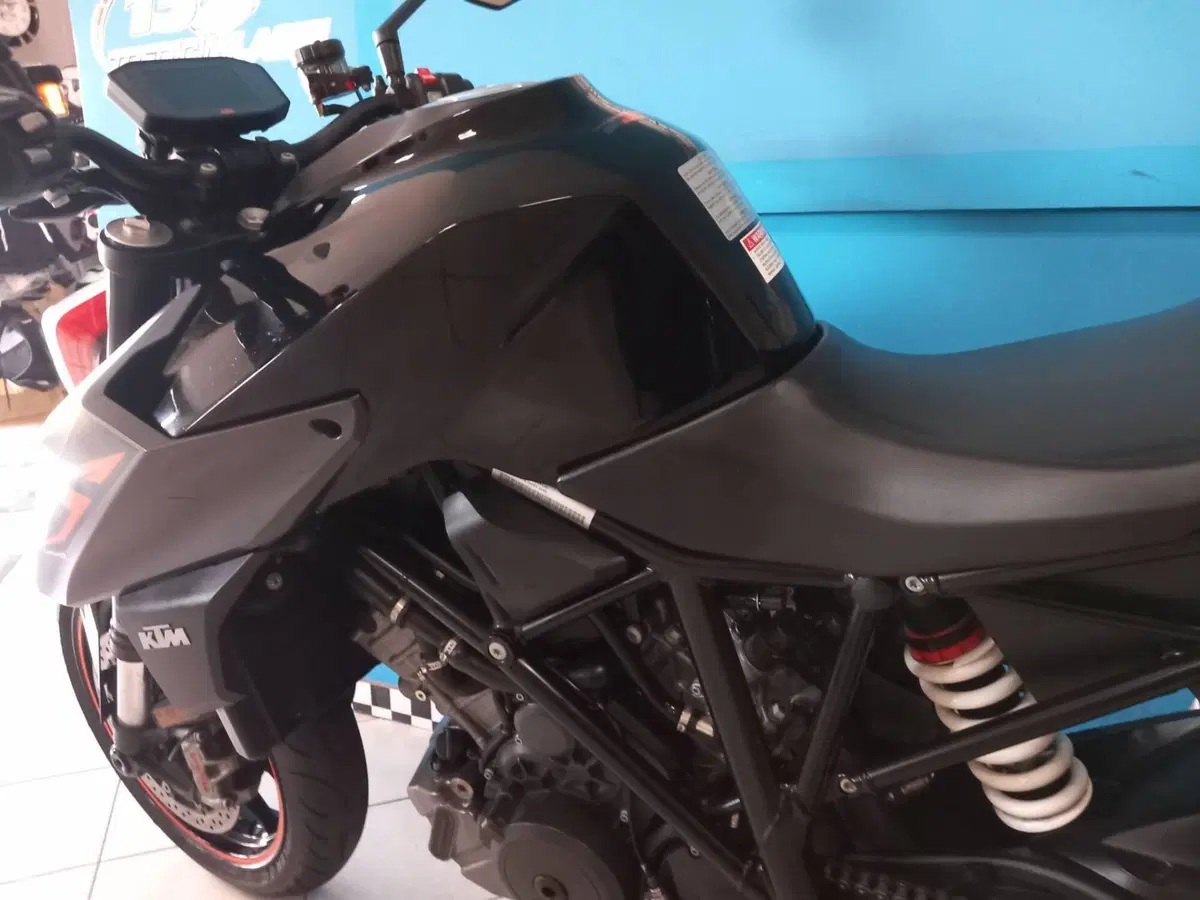 KTM 1290 Super Duke R (2019) (10)