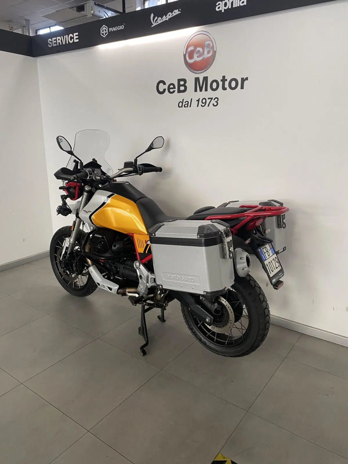 Moto Guzzi V85 TT Evocative Graphics (2021 - 23) (2)
