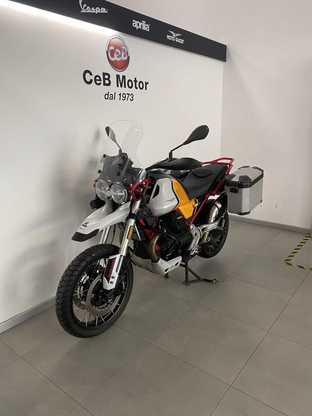 Moto Guzzi V85 TT Evocative Graphics (2021 - 23) (3)