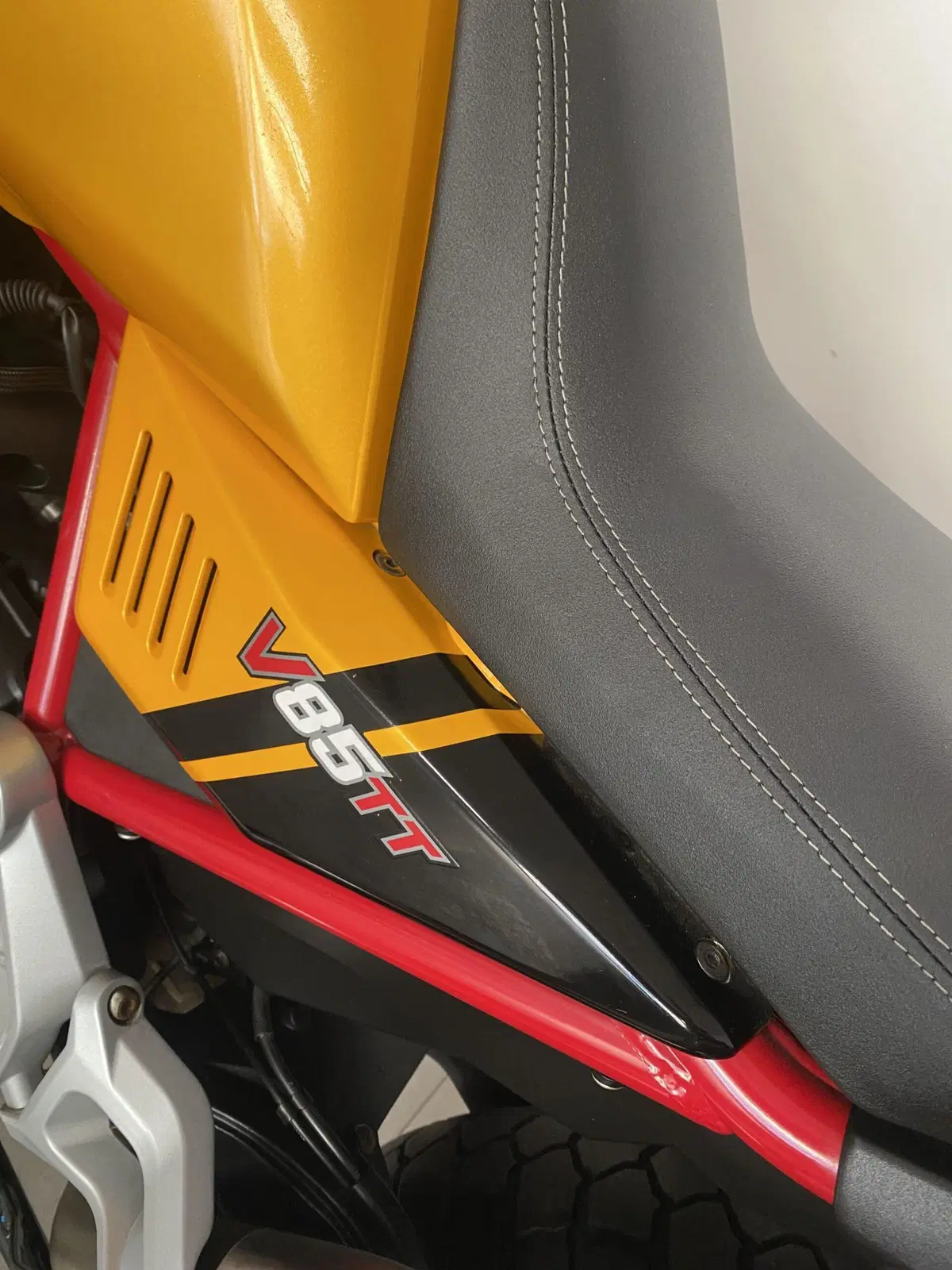 Moto Guzzi V85 TT Evocative Graphics (2021 - 23) (7)