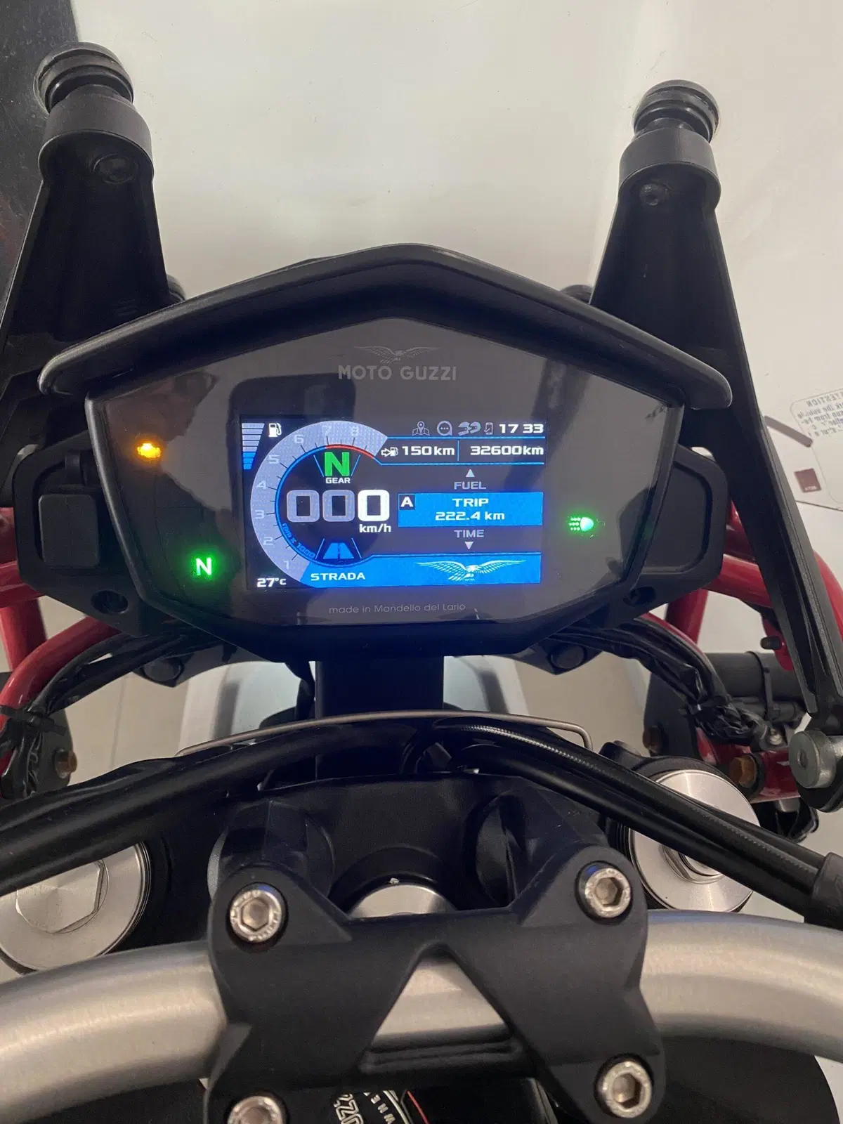Moto Guzzi V85 TT Evocative Graphics (2021 - 23) (8)