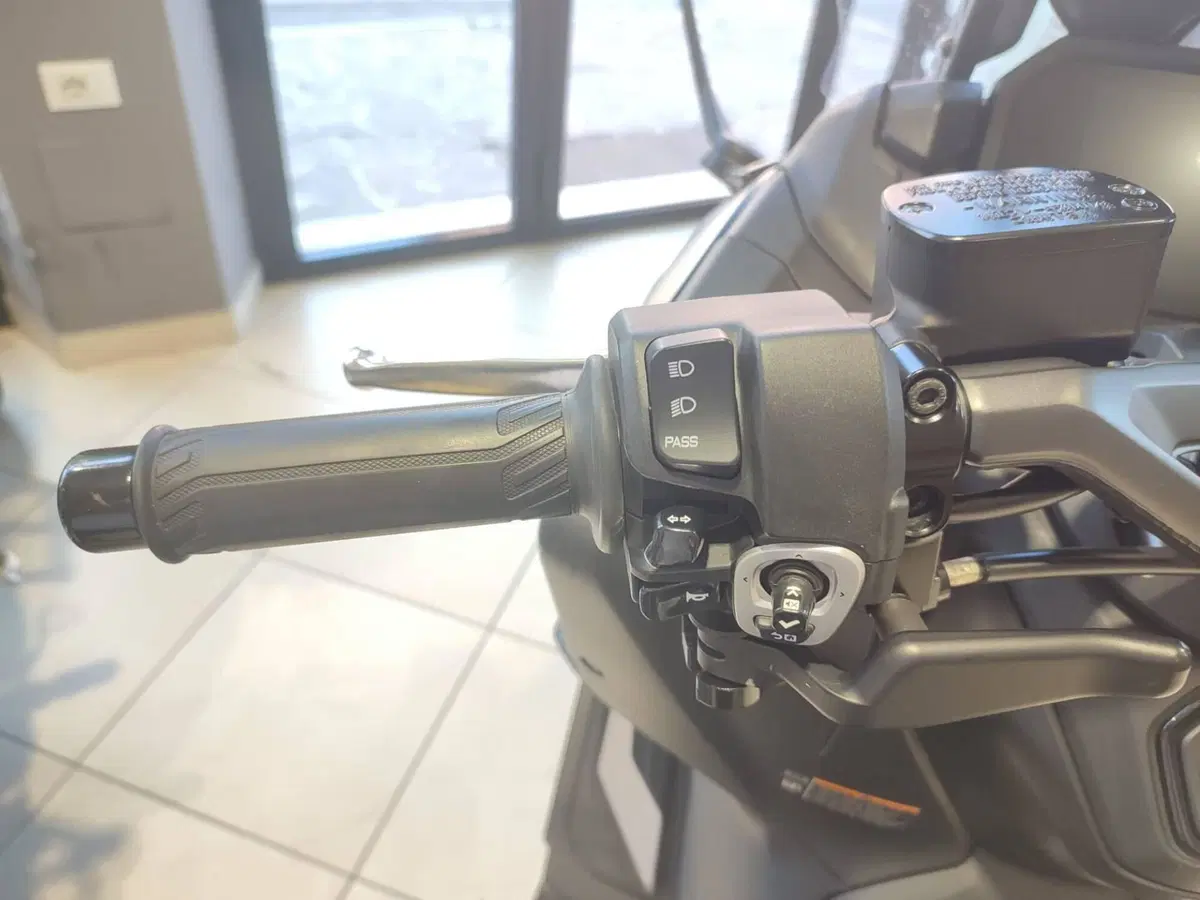 Yamaha T-Max 560 (2022 - 24) (9)