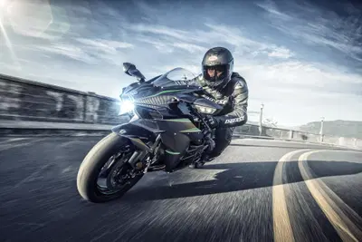 Kawasaki Ninja H2, il sound nel nuovo teaser riaccende le voci su un ritorno in Europa [VIDEO]
