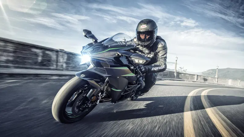 Kawasaki Ninja H2, il sound nel nuovo teaser riaccende le voci su un ritorno in Europa [VIDEO]