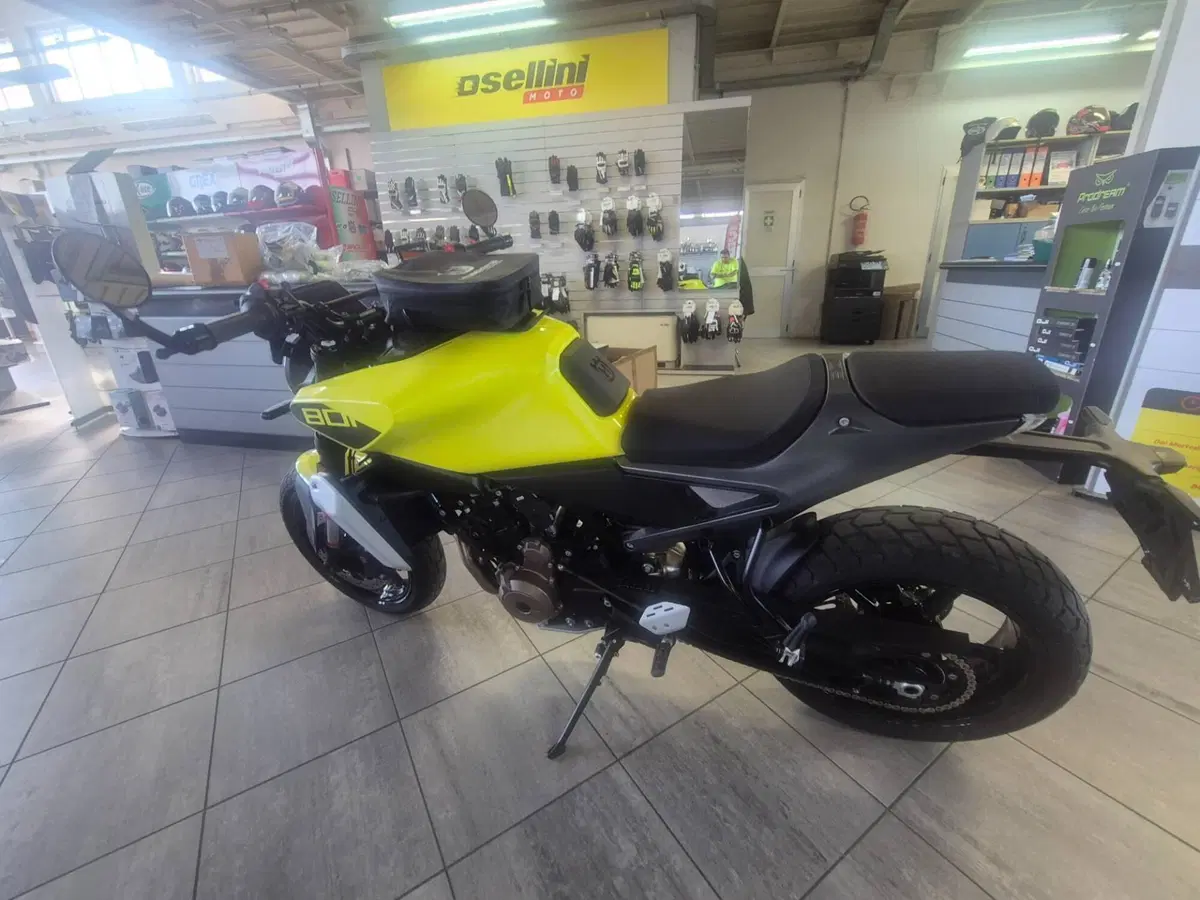 Husqvarna Svartpilen 801 (2024 - 26) (2)