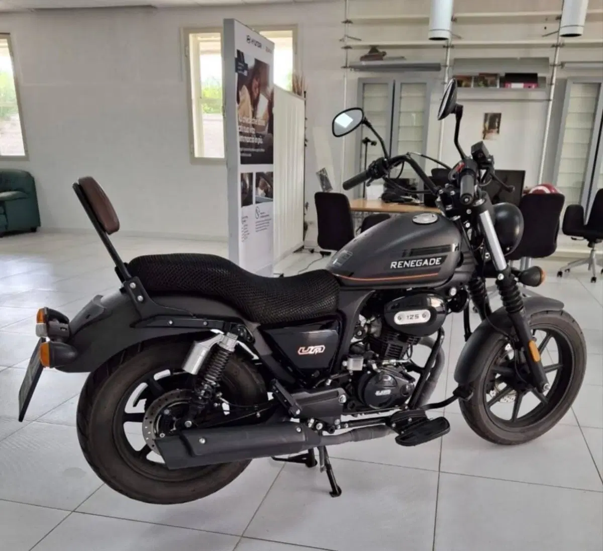 Um Italia Renegade Commando 125 (2023 - 26) (2)