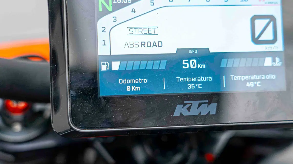 KTM 1290 Super Duke RR (2021) (20)
