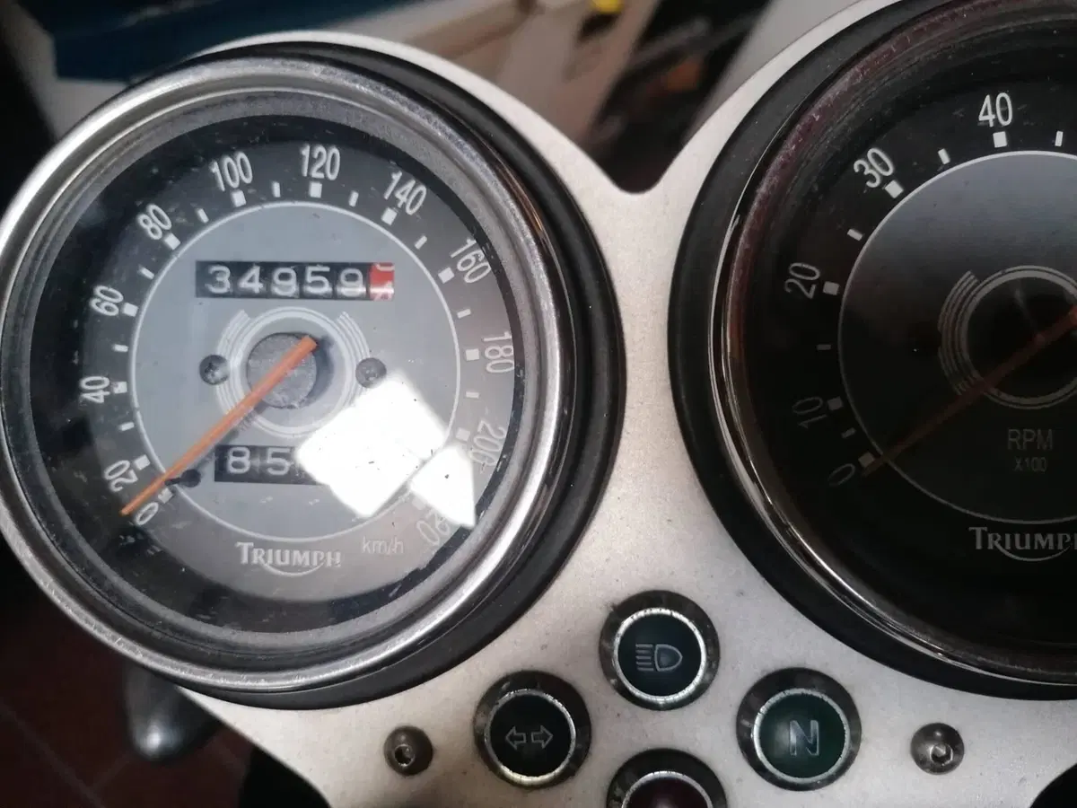Triumph Bonneville T100 (2001 - 07) (2)