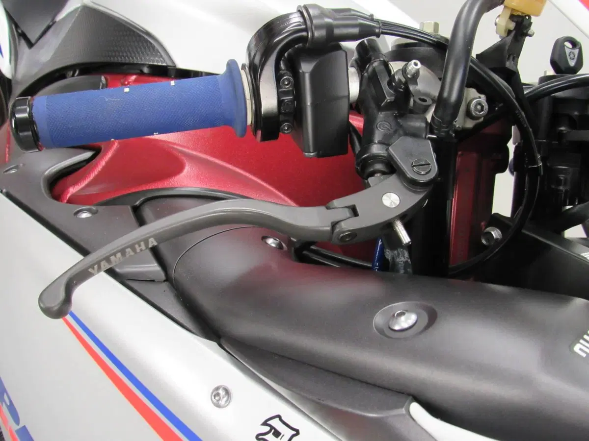 Yamaha YZF R1 (2009 - 11) (10)
