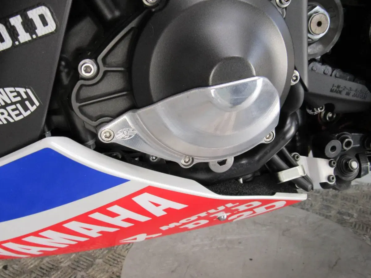 Yamaha YZF R1 (2009 - 11) (17)