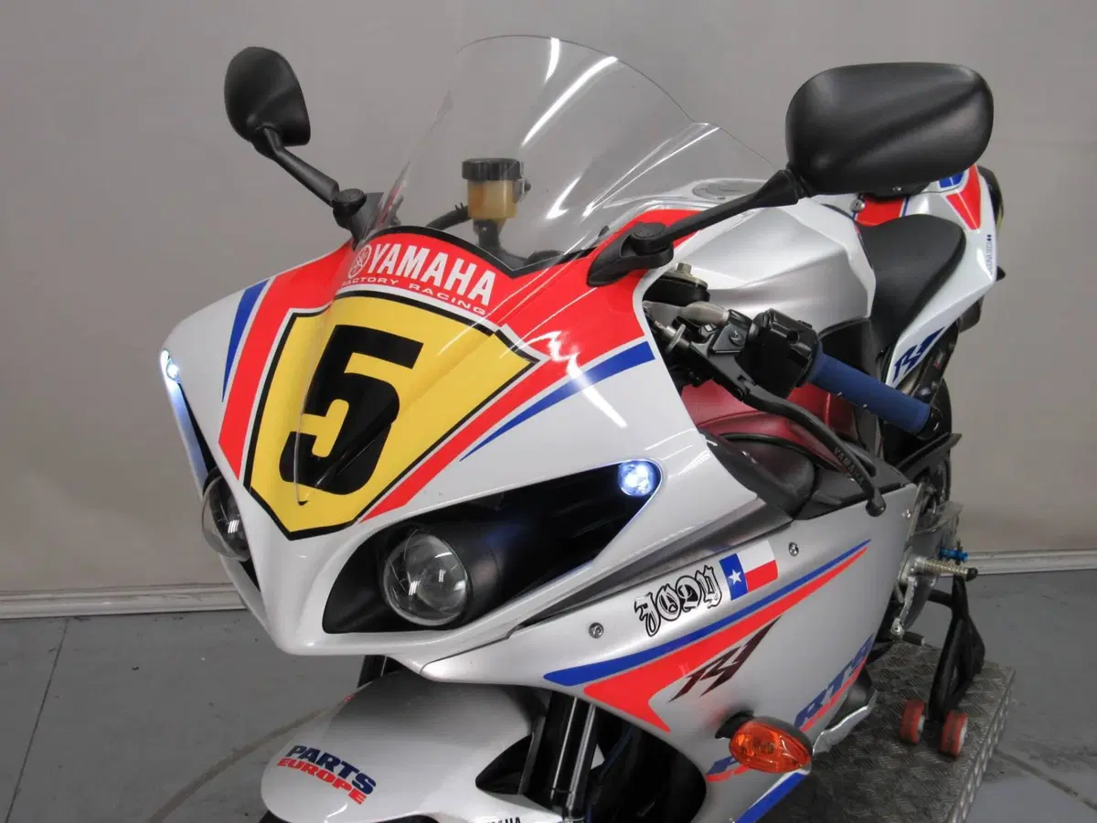 Yamaha YZF R1 (2009 - 11) (18)