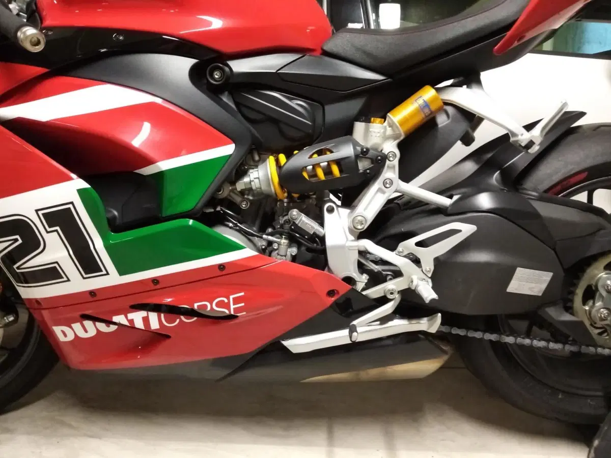 Ducati Panigale V2 Bayliss 1st Championship 20th Anniversary (2021 - 24) (2)